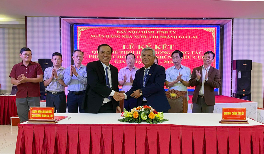 Lãnh đạo Ban Nội chính Tỉnh ủy và Ngân hàng Nhà nước Chi nhánh tỉnh ký kết quy chế phối hợp. Ảnh: Sơn Ca Lãnh đạo Ban Nội chính Tỉnh ủy và Ngân hàng Nhà nước Chi nhánh tỉnh ký kết quy chế phối hợp. Ảnh: Sơn Ca