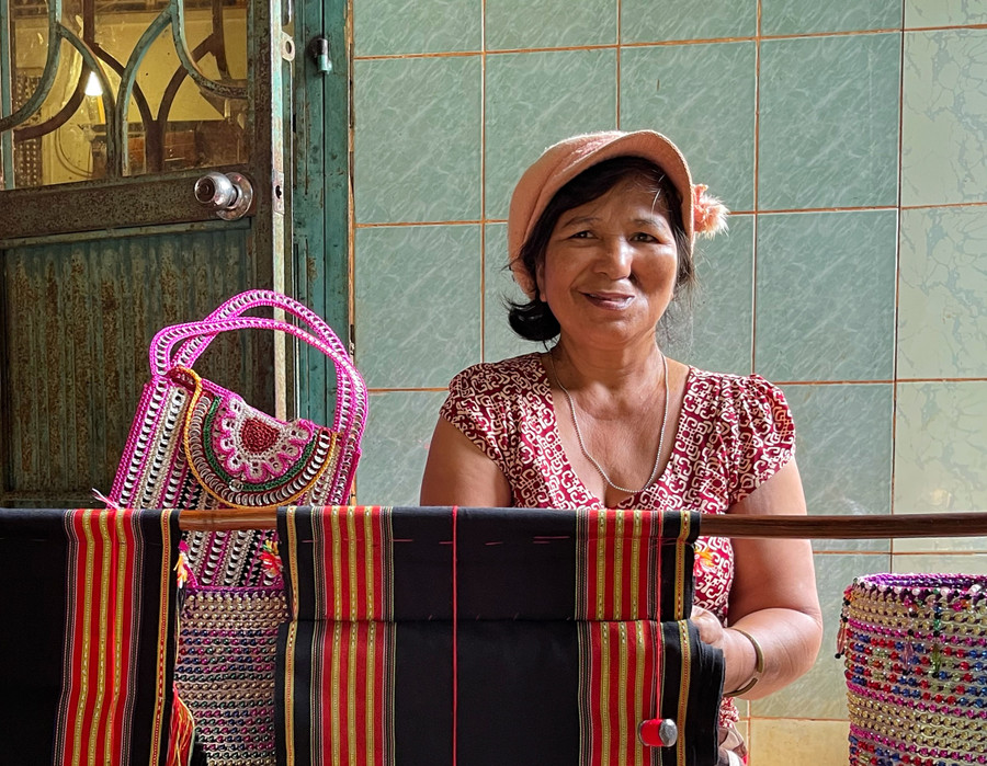 Sản phẩm thủ công của chị Rơ Mah Vo luôn đắt khách bởi sự lành nghề, tinh xảo. Ảnh: Minh Châu