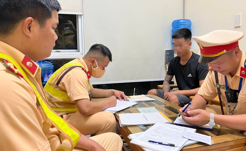  Lực lượng Cảnh sát Giao thông lập biên bản với tài xế Trần T.T. Ảnh nguồn hanoimoi.com.vn