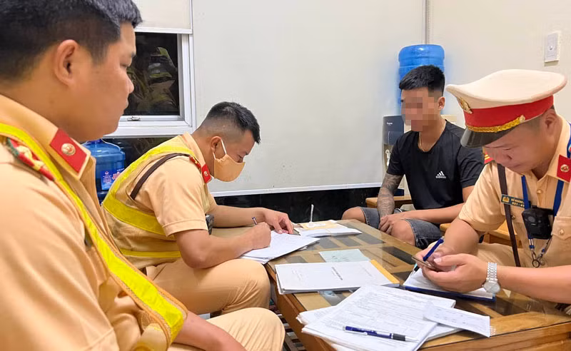  Lực lượng Cảnh sát Giao thông lập biên bản với tài xế Trần T.T. Ảnh nguồn hanoimoi.com.vn