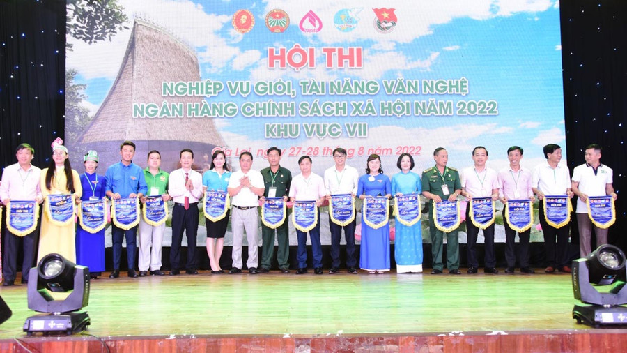 Ban Tổ chức tặng cờ lưu niệm cho các đội thi tham gia Hội thi. Ảnh: Đức Thụy