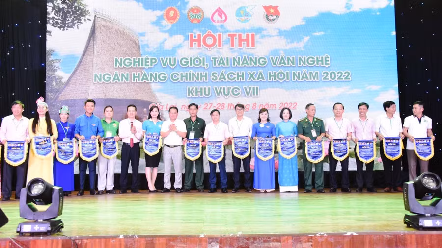 Ban Tổ chức tặng cờ lưu niệm cho các đội thi tham gia Hội thi. Ảnh: Đức Thụy