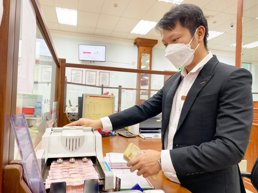 Dòng tiền nhàn rỗi trong ngắn hạn vẫn đang chảy mạnh vào kênh huy động vốn của các ngân hàng thương mại. Ảnh: Sơn Ca Dòng tiền nhàn rỗi trong ngắn hạn vẫn đang chảy mạnh vào kênh huy động vốn của các ngân hàng thương mại. Ảnh: Sơn Ca