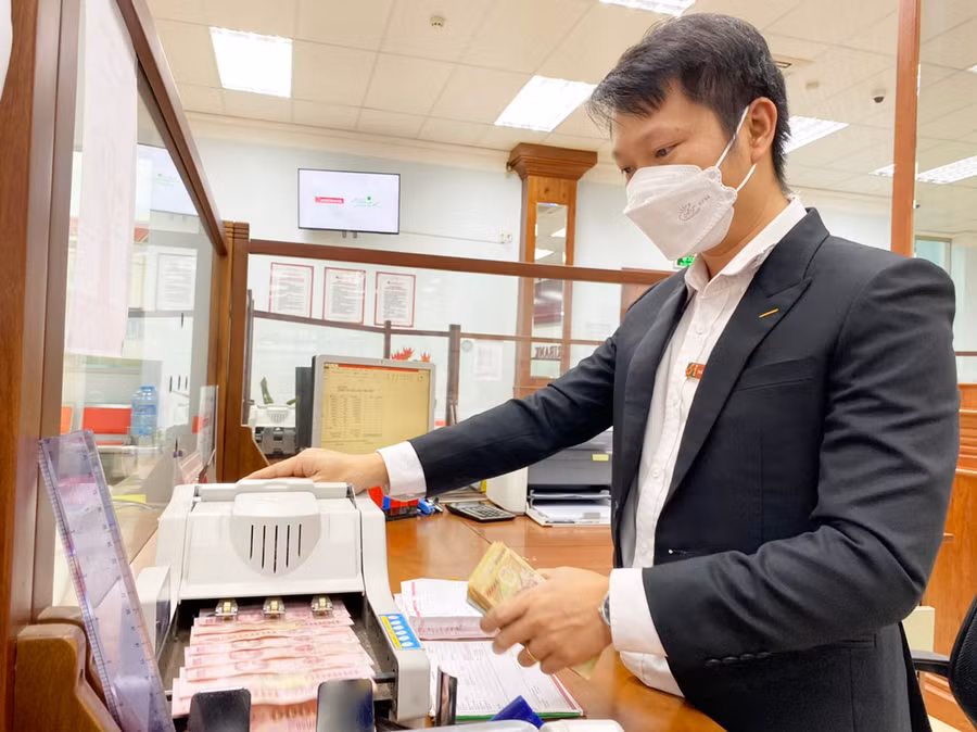 Dòng tiền nhàn rỗi trong ngắn hạn vẫn đang chảy mạnh vào kênh huy động vốn của các ngân hàng thương mại. Ảnh: Sơn Ca