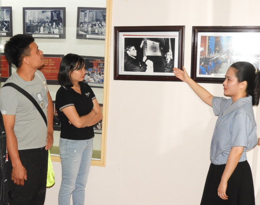  Hình Chủ tịch nước Võ Chí Công trao Huân chương Sao Vàng cho tỉnh Gia Lai - Kon Tum được trưng bày tại Bảo tàng tỉnh Gia Lai. Ảnh: Thanh Nhật