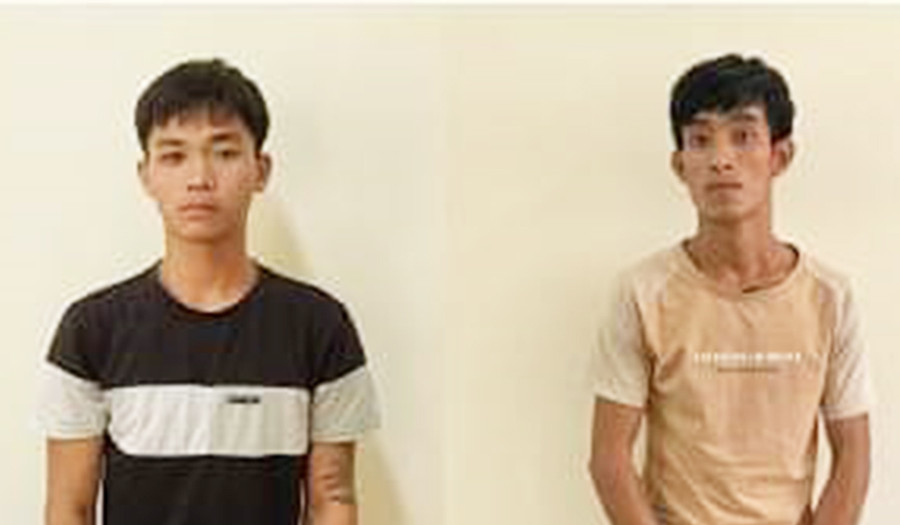 Đối tượng Đức (bìa trái) và Hiếu tại cơ quan điều tra. Ảnh Công an huyện Ia Pa cung cấp Đối tượng Đức (bìa trái) và Hiếu tại cơ quan điều tra. Ảnh Công an huyện Ia Pa cung cấp
