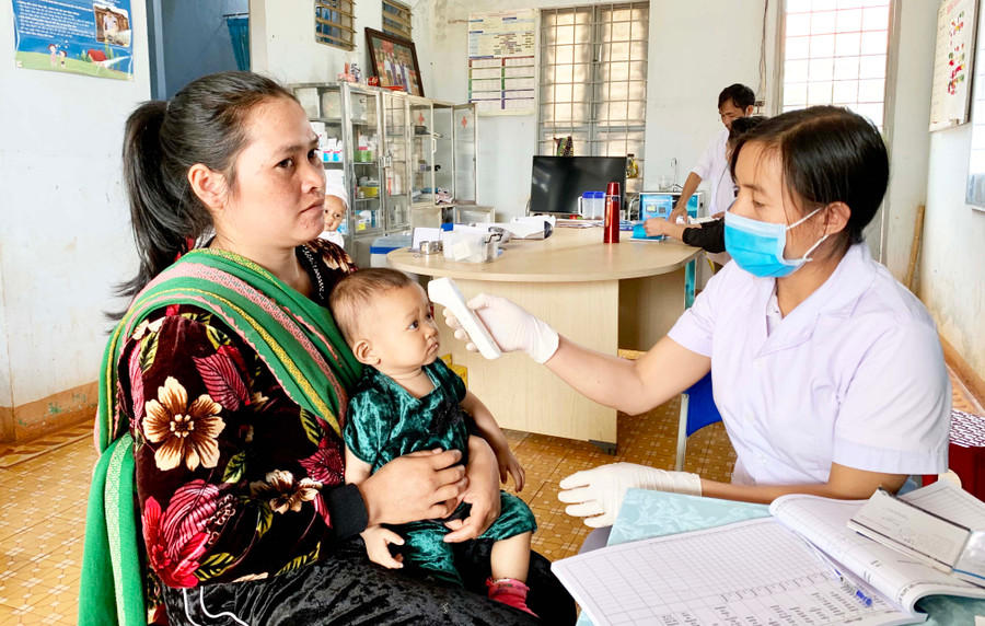 Bác sĩ, nhân viên y tế tuyến xã phải làm thêm giờ và chịu không ít áp lực vì công việc hiện nay. Ảnh: Như Nguyện