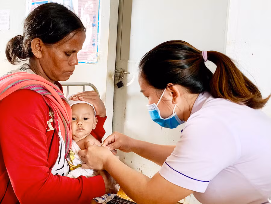  Trẻ em và người lớn đều nên chủ động tiêm phòng vắc xin để ngừa bệnh Sởi, Quai bị và Rubella. Ảnh: Như Nguyện