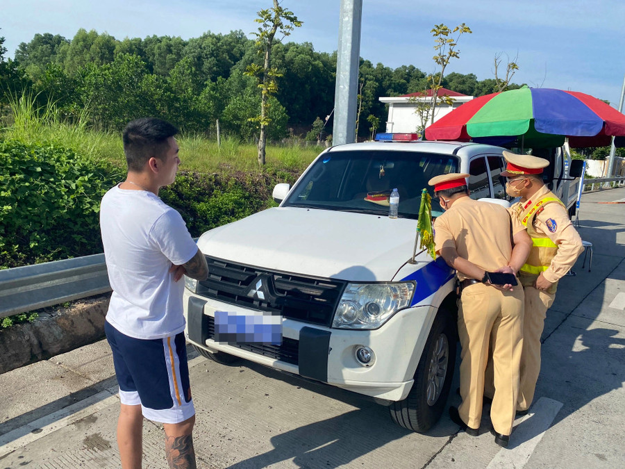 Nông Văn H. làm việc với lực lượng Cảnh sát Giao thông. Ản nguồn Zingnews.vn