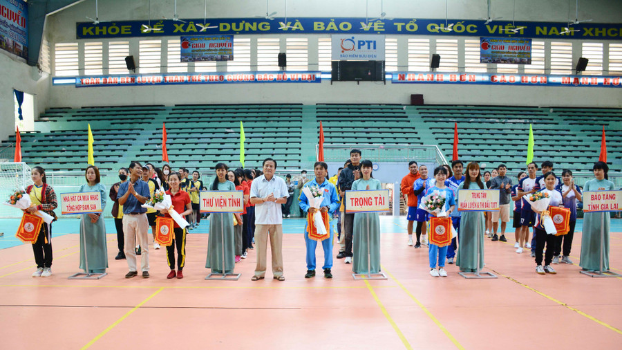 Ban tổ chức tặng hoa và cờ lưu niệm cho các đơn vị tham gia Hội thao. Ảnh: Lam Nguyên