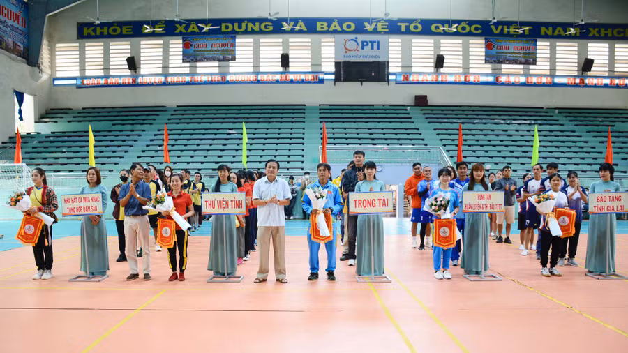 Ban tổ chức tặng hoa và cờ lưu niệm cho các đơn vị tham gia Hội thao. Ảnh: Lam Nguyên