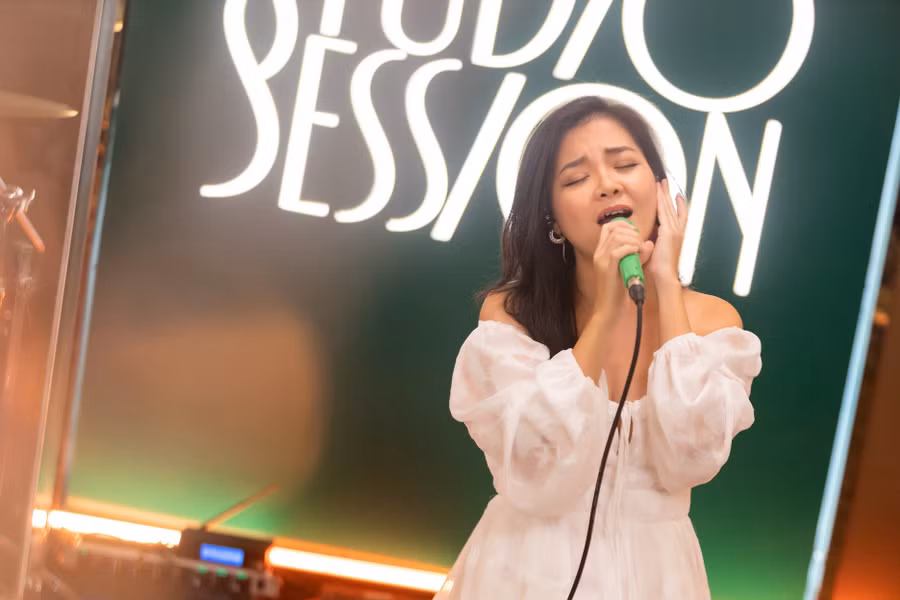 Giọng ca ngọt ngào, nồng nàn của cựu trưởng nhóm Mắt Ngọc khiến khán giả thổn thức. Ảnh: BTC