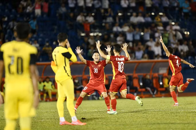  U19 Việt Nam là đội mở tỉ số