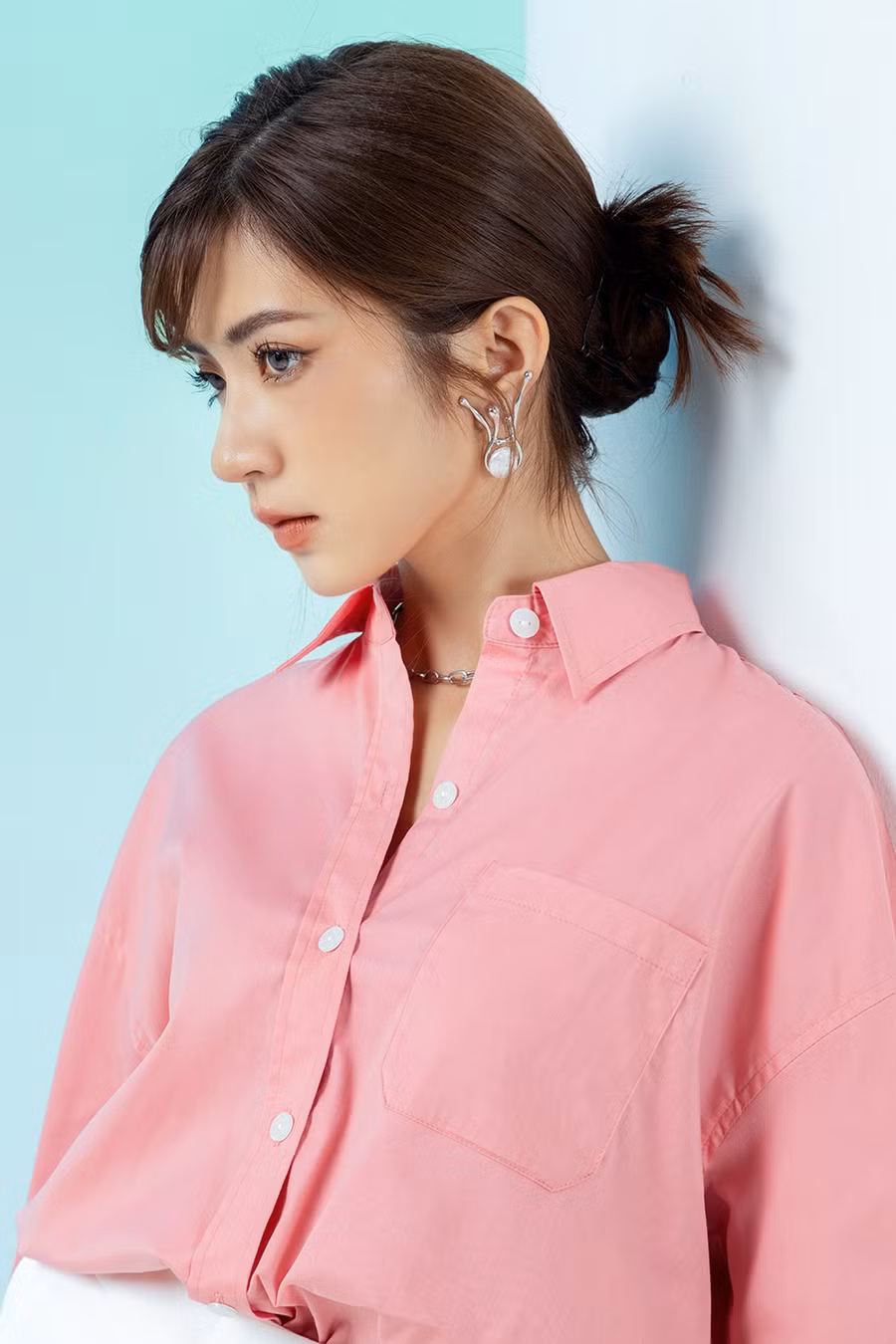 Cô em út Thương ngày nắng về biến hóa với nhiều kiểu trang phục khác nhau. Khéo léo chọn thêm các items mang màu sắc biểu tượng của mùa hè và mix & match cùng các phụ kiện, Ngọc Huyền từ cô út Vân Vân nhí nhảnh lột xác như một idol Hàn cá tính và cực thu hút. Ảnh: Ivy Moda