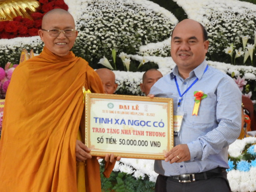 Ông Siu Trung-Phó Chủ tịch Ủy ban MTTQ Việt Nam tỉnh (bìa phải) tiếp nhận số tiền xây dựng căn nhà tình thương cho hộ nghèo do Tịnh Xá Ngọc Cổ ủng hộ. Ảnh: Thanh Nhật  Ông Siu Trung-Phó Chủ tịch Ủy ban MTTQ Việt Nam tỉnh (phải) tiếp nhận số tiền xây dựng căn nhà tình thương cho hộ nghèo do Tịnh Xá Ngọc Cổ ủng hộ. Ảnh: Thanh Nhật