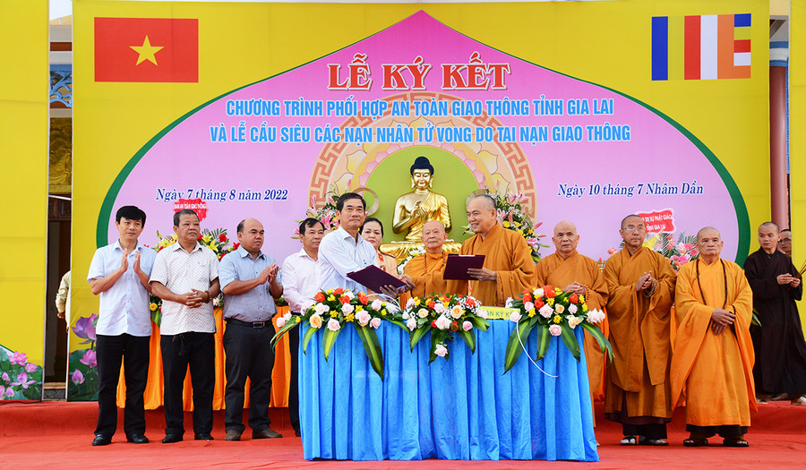 Đại diện Ban An toàn giao thông tỉnh và Ban Trị sự Giáo hội Phật giáo Việt Nam tỉnh ký kết chương trình phối hợp trước sự chứng kiến của đại diện các sở, ngành, địa phương. Ảnh: Minh Nguyễn Đại diện Ban An toàn giao thông tỉnh và Ban Trị sự Giáo hội Phật giáo Việt Nam tỉnh ký kết chương trình phối hợp trước sự chứng kiến của đại diện các sở, ngành, địa phương. Ảnh: Minh Nguyễn