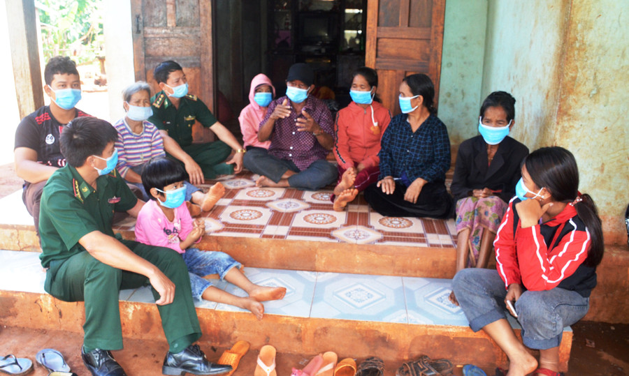  Già làng Rơ Châm Tích (ngồi giữa ) làng Mook Đen 1, xã Ia Dom, đang tuyên truyền vận động các gia đình không để con em mình tảo hôn. Ảnh: Vĩnh Hoàng