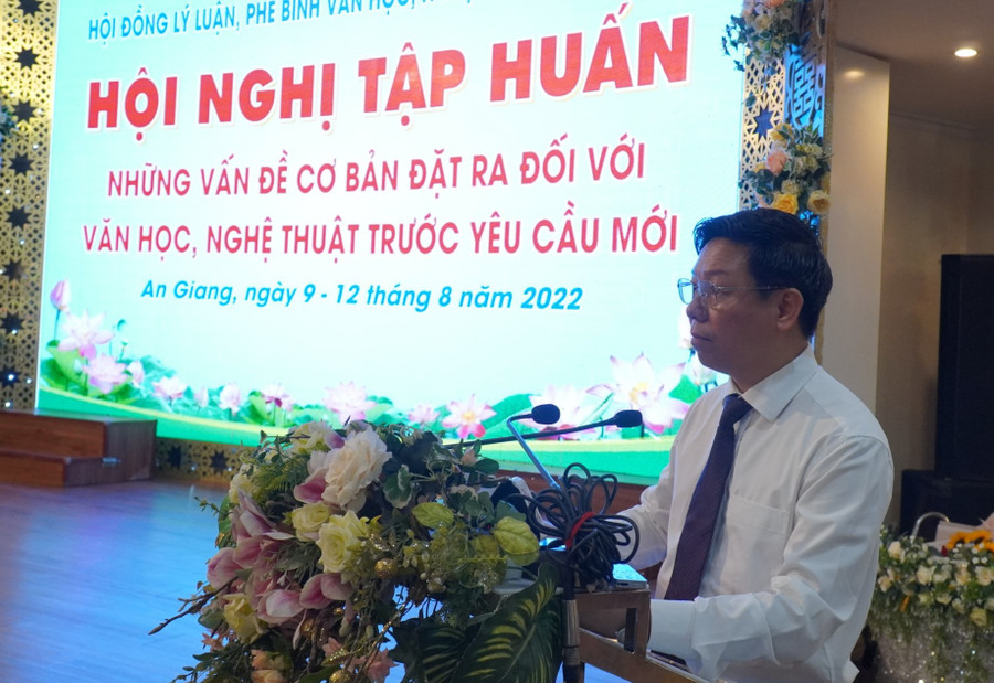 Phó Trưởng ban Tuyên giáo Trung ương Trần Thanh Lâm phát biểu khai mạc hội nghị. Ảnh: Trần Đức