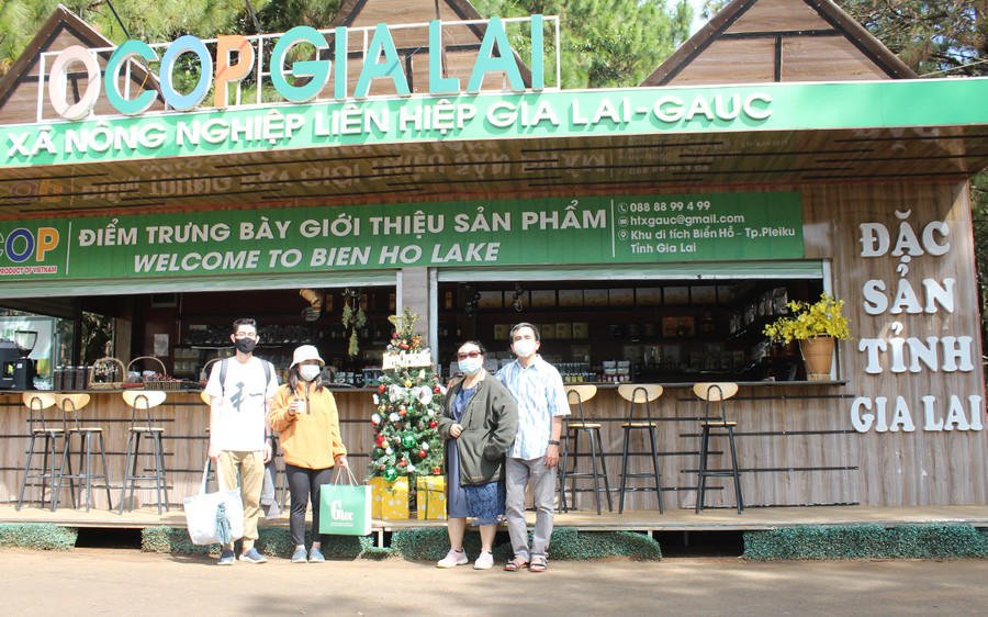 Quầy trưng bày các sản phẩm OCOP Gia Lai thu hút khách tham quan du lịch tại Biển Hồ. Ảnh: Nguyễn Diệp Quầy trưng bày các sản phẩm OCOP Gia Lai thu hút khách tham quan du lịch tại Biển Hồ. Ảnh: Nguyễn Diệp