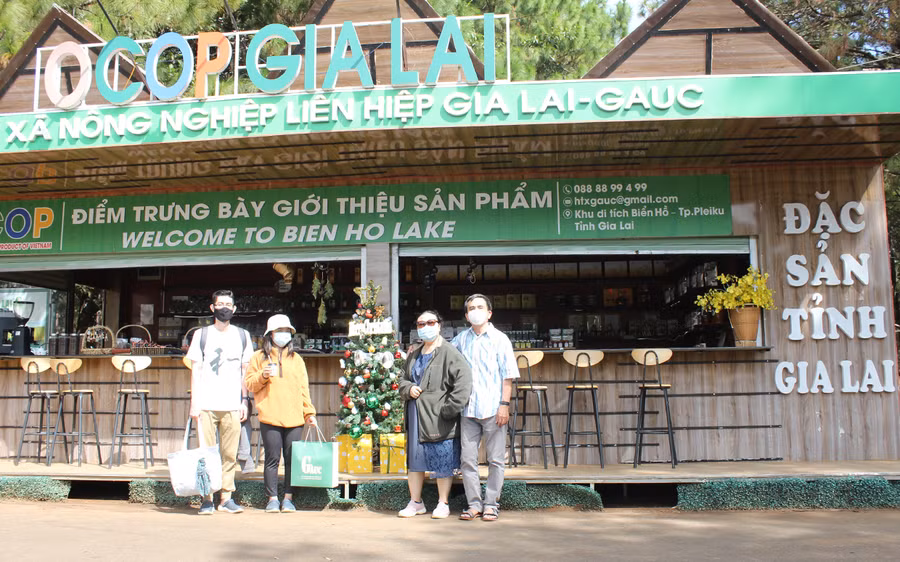  Quầy trưng bày các sản phẩm OCOP Gia Lai thu hút khách tham quan du lịch tại Biển Hồ. Ảnh: Nguyễn Diệp