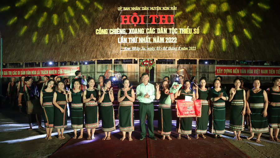  Lãnh đạo Sở VH,TT&DL trao giải Nhất cho đoàn nghệ nhân xã Đăk Tờ Re. Ảnh: QĐ