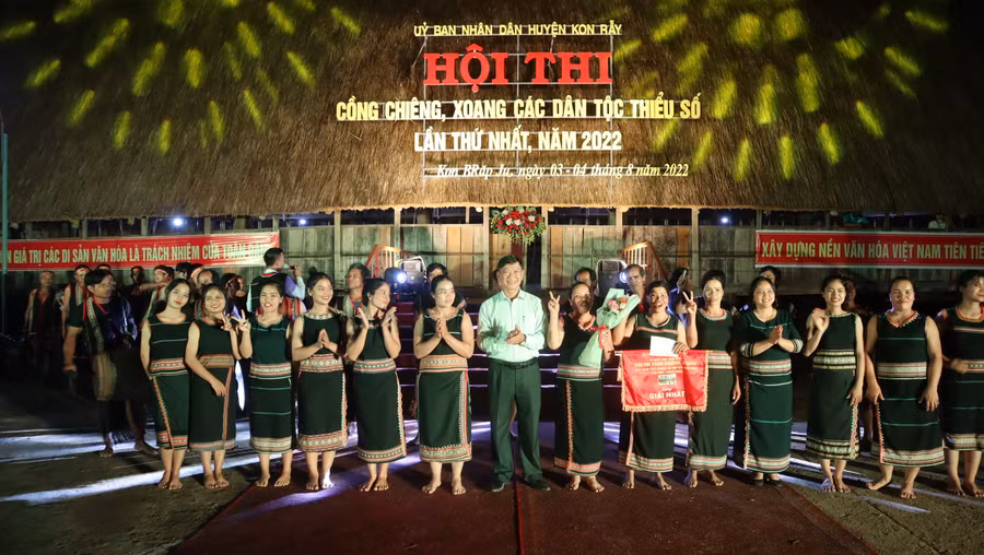  Lãnh đạo Sở VH,TT&DL trao giải Nhất cho đoàn nghệ nhân xã Đăk Tờ Re. Ảnh: QĐ