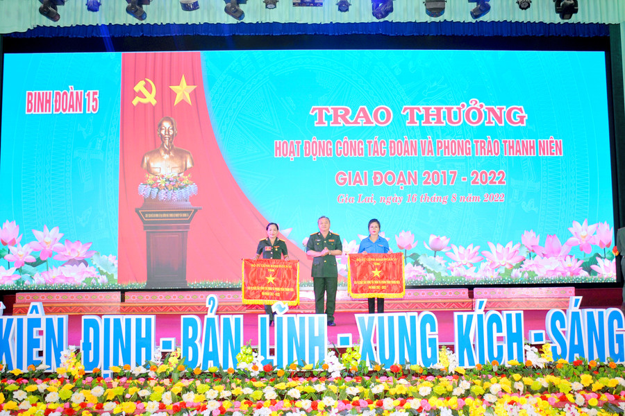 Ra mắt Đoàn đại biểu chính thức đi dự Đại hội Đại biểu Đoàn TNCS Hồ Chí Minh Quân đội lần thứ X. Ảnh: Hồng Thương