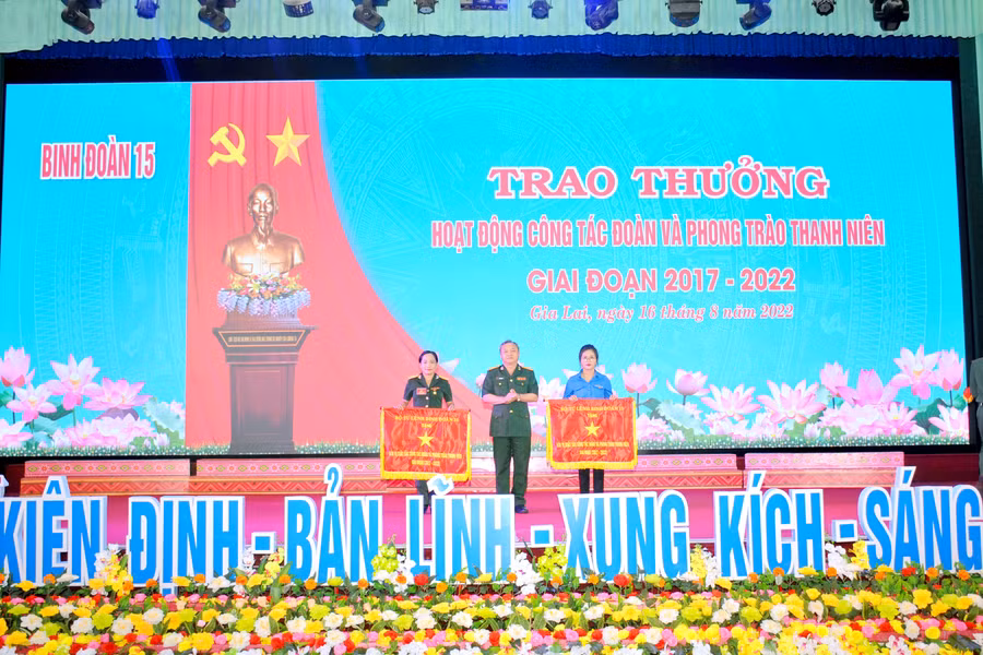 Ra mắt Đoàn đại biểu chính thức đi dự Đại hội Đại biểu Đoàn TNCS Hồ Chí Minh Quân đội lần thứ X. Ảnh: Hồng Thương