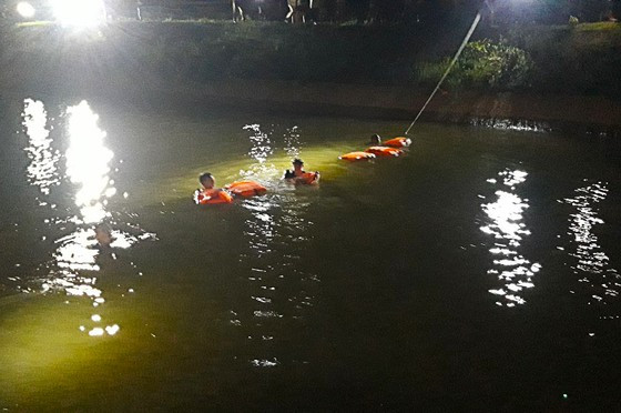  Lực lượng cứu nạn cứu hộ tìm kiếm hai em nhỏ trong đêm tại kênh Chính Bắc. Ảnh nguồn SGGPO