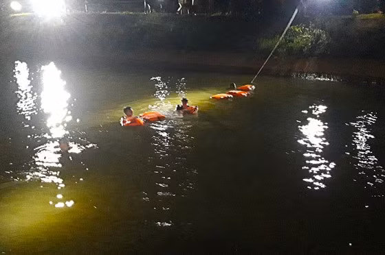  Lực lượng cứu nạn cứu hộ tìm kiếm hai em nhỏ trong đêm tại kênh Chính Bắc. Ảnh nguồn SGGPO