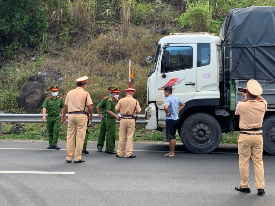 Phòng Cảnh sát kinh tế và Trạm CSGT Hòa Hiệp bắt xe tải chở rượu lậu. Ảnh: Nguyễn Tú Phòng Cảnh sát kinh tế và Trạm CSGT Hòa Hiệp bắt xe tải chở rượu lậu. Ảnh: Nguyễn Tú