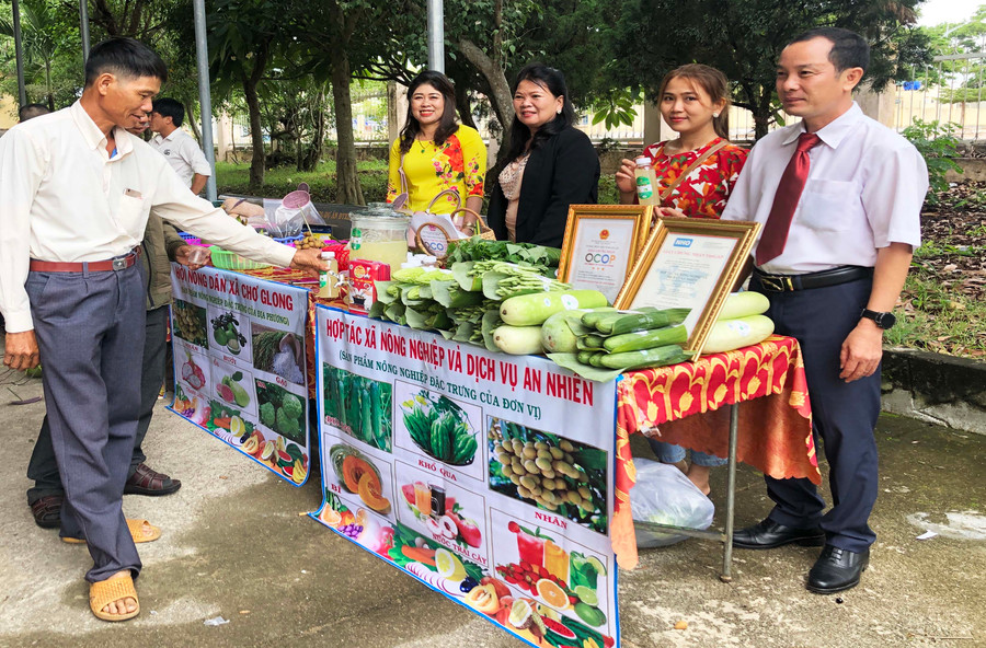 Các sản phẩm rau quả của HTX Nông nghiệp và dịch vụ An Nhiên (xã An Trung) được người tiêu dùng đánh giá cao. Ảnh: Ngọc Minh