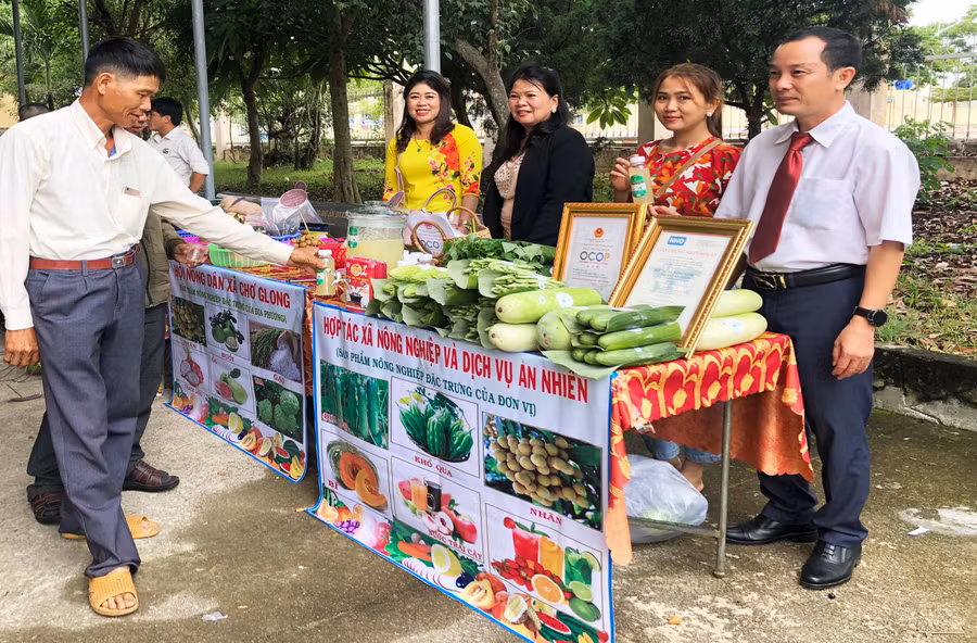 Các sản phẩm rau quả của HTX Nông nghiệp và dịch vụ An Nhiên (xã An Trung) được người tiêu dùng đánh giá cao. Ảnh: Ngọc Minh