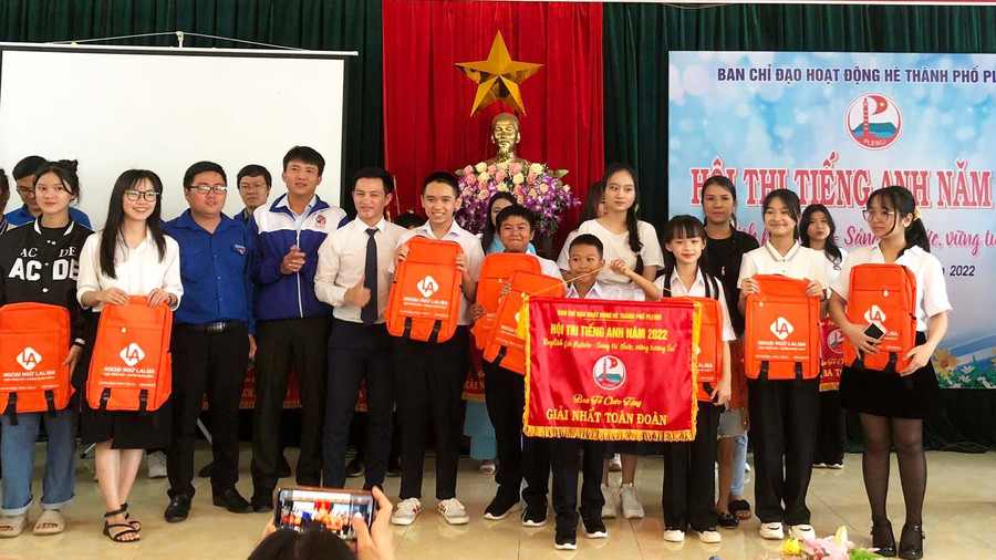 Ban tổ chức trao giải nhất cho đội thi của Ban chỉ đạo hoạt động hè phường Yên Thế (TP. Pleiku). Ảnh: Phan Lài
