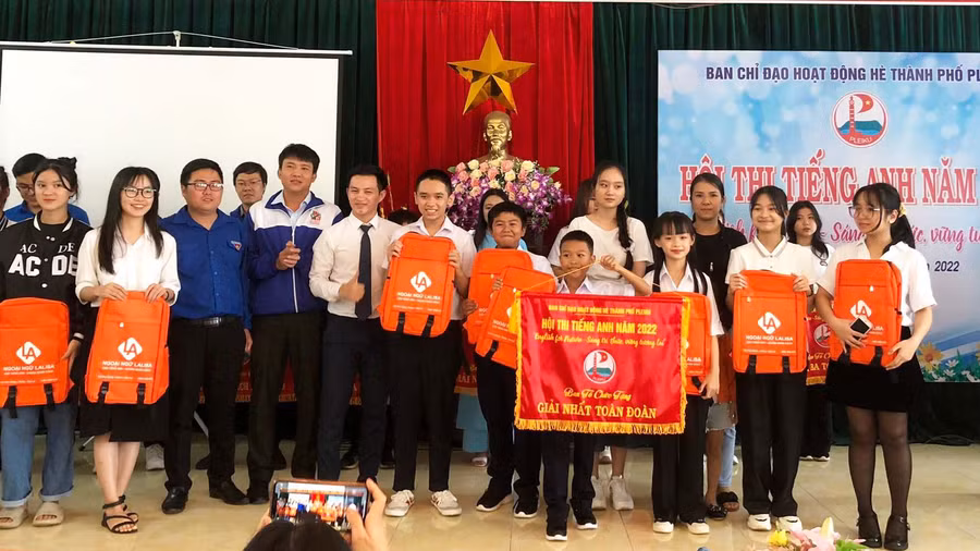 Ban tổ chức trao giải nhất cho đội thi của Ban chỉ đạo hoạt động hè phường Yên Thế (TP. Pleiku). Ảnh: Phan Lài