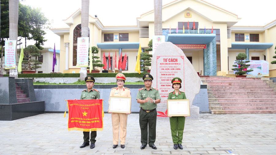 Thiếu tướng Rah Lan Lâm-Ủy viên BTV Tỉnh ủy, Giám đốc Công an tỉnh trao Cờ thi đua và Bằng khen của Thủ tướng Chính phủ cho 3 tập thể tại Lễ chào cờ đầu tháng. Ảnh: Thúy Trinh