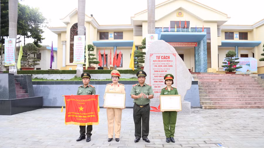 Thiếu tướng Rah Lan Lâm-Ủy viên BTV Tỉnh ủy, Giám đốc Công an tỉnh trao Cờ thi đua và Bằng khen của Thủ tướng Chính phủ cho 3 tập thể tại Lễ chào cờ đầu tháng. Ảnh: Thúy Trinh