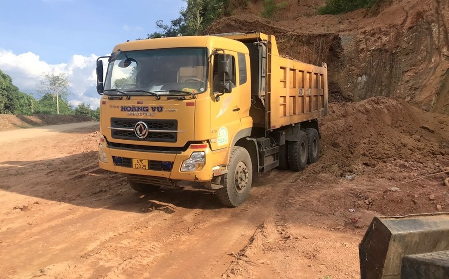 Hình ảnh Công ty xây dựng Hoàng Vũ khai thác đất miễn phí theo văn bản của UBND huyện Lắk. Ảnh: NDCC