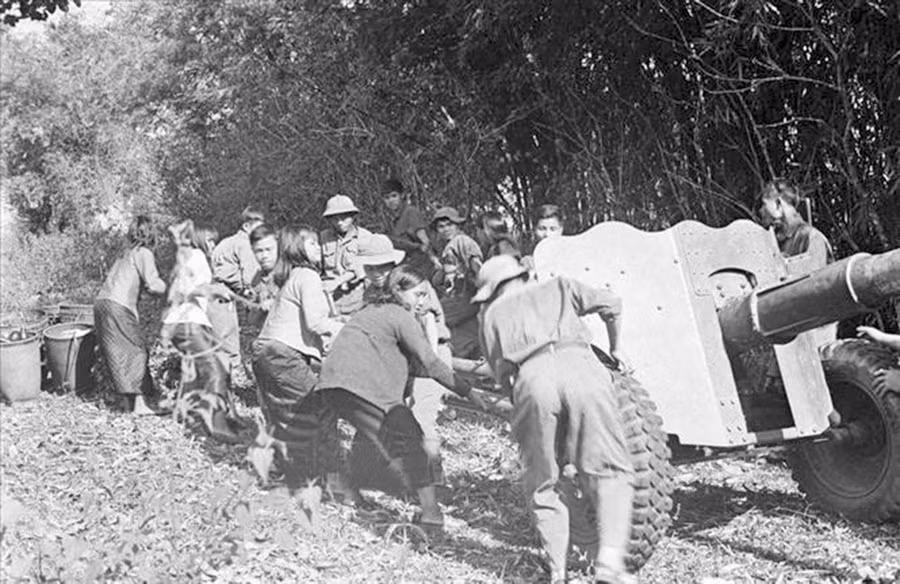 Nhân dân Tây Nguyên cùng bộ đội kéo pháo để đánh chiếm các điểm cao ở Pleiku trong Chiến dịch Tây Nguyên, mở màn cuộc Tổng tiến công và nổi dậy mùa xuân năm 1975. Ảnh tư liệu Nhân dân Tây Nguyên cùng bộ đội kéo pháo để đánh chiếm các điểm cao ở Pleiku trong Chiến dịch Tây Nguyên, mở màn cuộc Tổng tiến công và nổi dậy mùa xuân năm 1975. Ảnh tư liệu