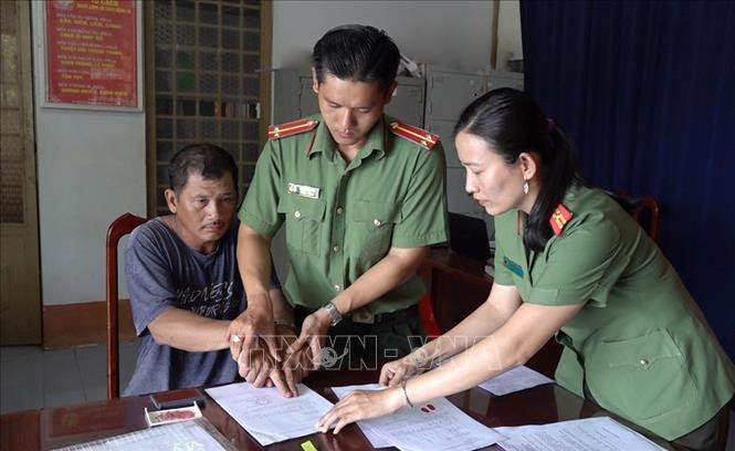 Lực lượng Công an thi hành lệnh bắt tạm giam đối với bị can Đỗ Văn Lâm. Ảnh: TTXVN