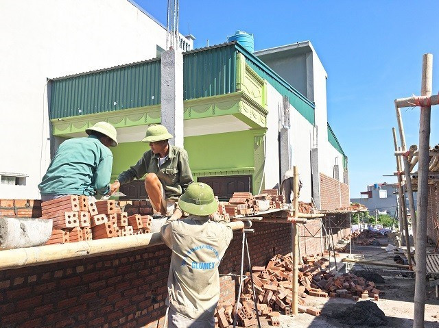 Hộ nghèo, cận nghèo sẽ được hỗ trợ tiền xây nhà theo quy định. Ảnh: Báo Lao Động Hộ nghèo, cận nghèo sẽ được hỗ trợ tiền xây nhà theo quy định. Ảnh: Báo Lao Động