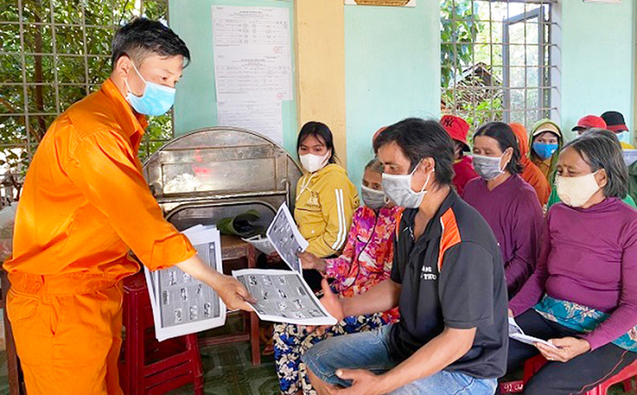 Nhân viên Công ty Điện lực Gia Lai tuyên truyền người dân sử dụng điện an toàn, tiết kiệm. Ảnh: Khang Nghi  Nhân viên Công ty Điện lực Gia Lai tuyên truyền người dân sử dụng điện an toàn, tiết kiệm. Ảnh: Khang Nghi