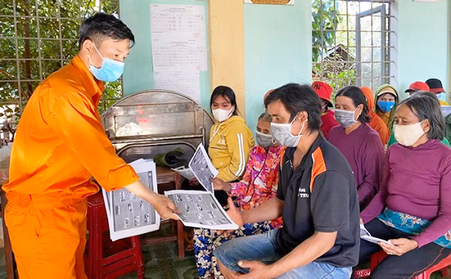  Nhân viên Công ty Điện lực Gia Lai tuyên truyền người dân sử dụng điện an toàn, tiết kiệm. Ảnh: Khang Nghi