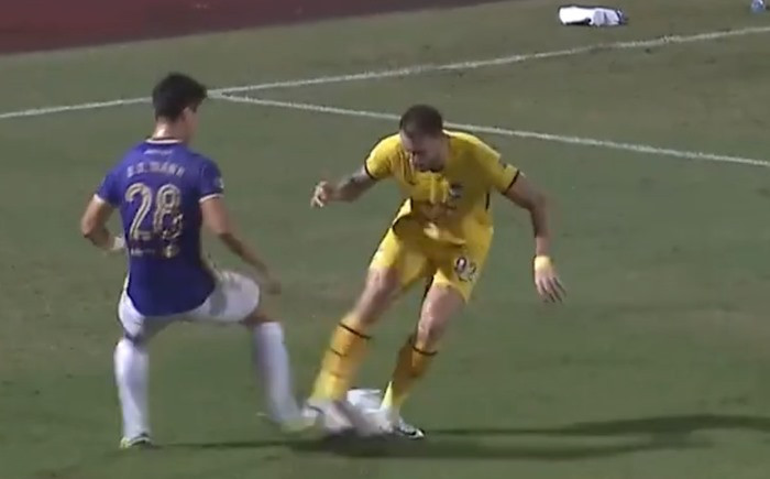 Hoàng Anh Gia Lai đã bị trọng tài bỏ qua quả phạt đền ở tình huống phạm lỗi rõ ràng. Ảnh: CMH Hoàng Anh Gia Lai đã bị trọng tài bỏ qua quả phạt đền ở tình huống phạm lỗi rõ ràng. Ảnh: CMH