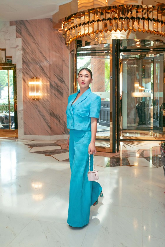  Áo vest croptop ngắn tay kết hợp cùng quần clutch ống rộng mang lại vẻ đẹp thanh lịch phù hợp với những buổi dạo phố trà chiều cùng bạn bè