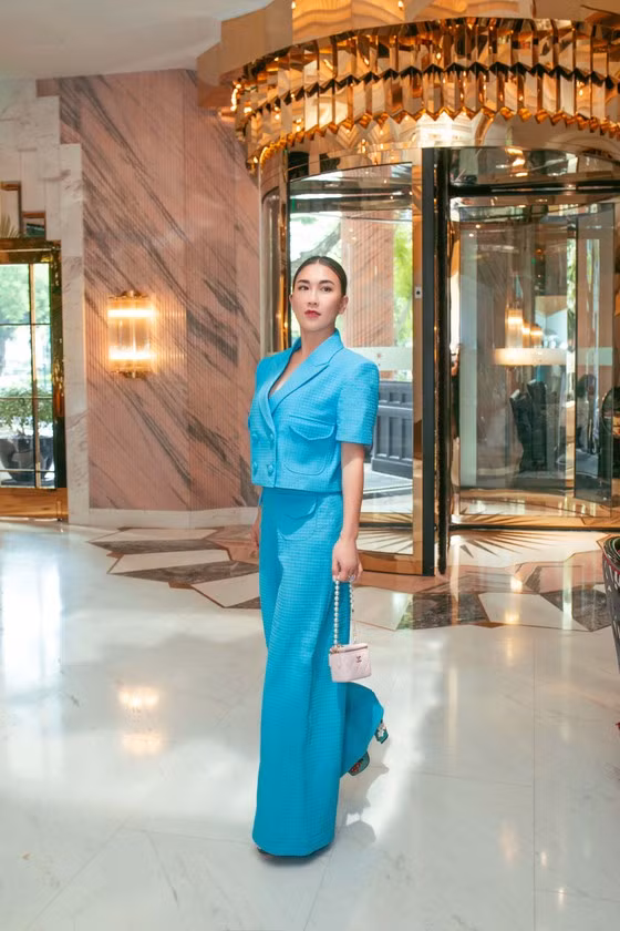  Áo vest croptop ngắn tay kết hợp cùng quần clutch ống rộng mang lại vẻ đẹp thanh lịch phù hợp với những buổi dạo phố trà chiều cùng bạn bè