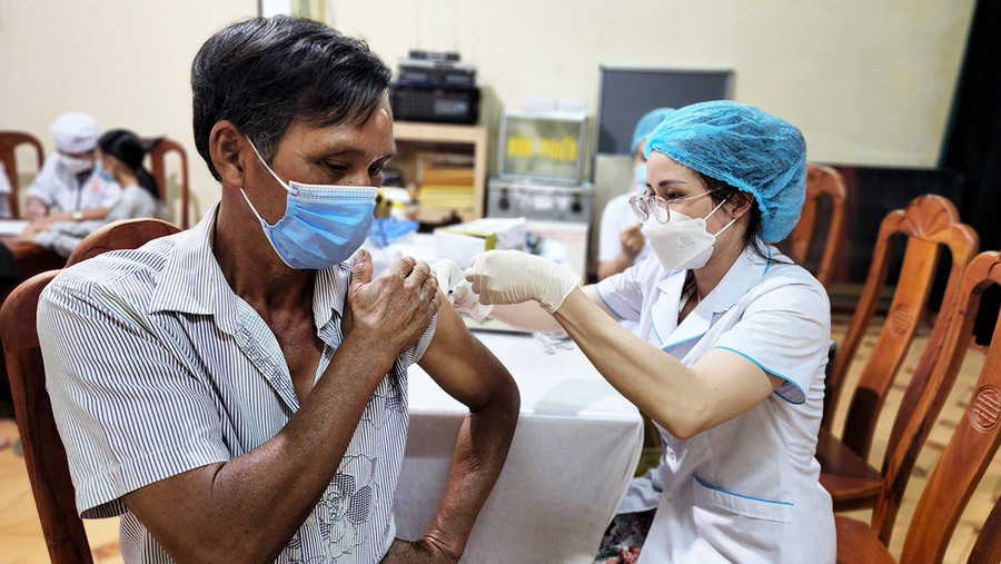 Tiêm vắc xin phòng Covid-19 cho người dân trên địa bàn phường Hoa Lư (TP. Pleiku, Gia Lai). Ảnh: Bá Bính Tiêm vắc xin phòng Covid-19 cho người dân trên địa bàn phường Hoa Lư (TP. Pleiku, Gia Lai). Ảnh: Bá Bính