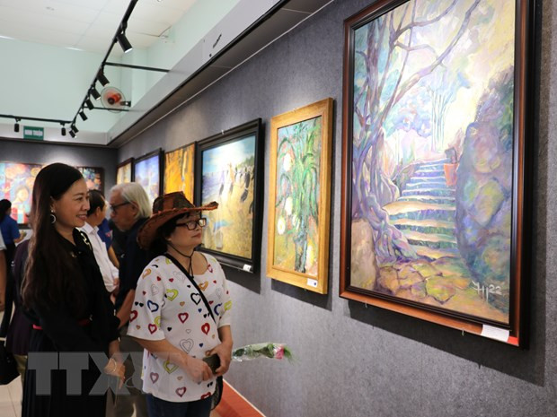Khách tham quan triển lãm. Ảnh: K GỬIH/TTXVN