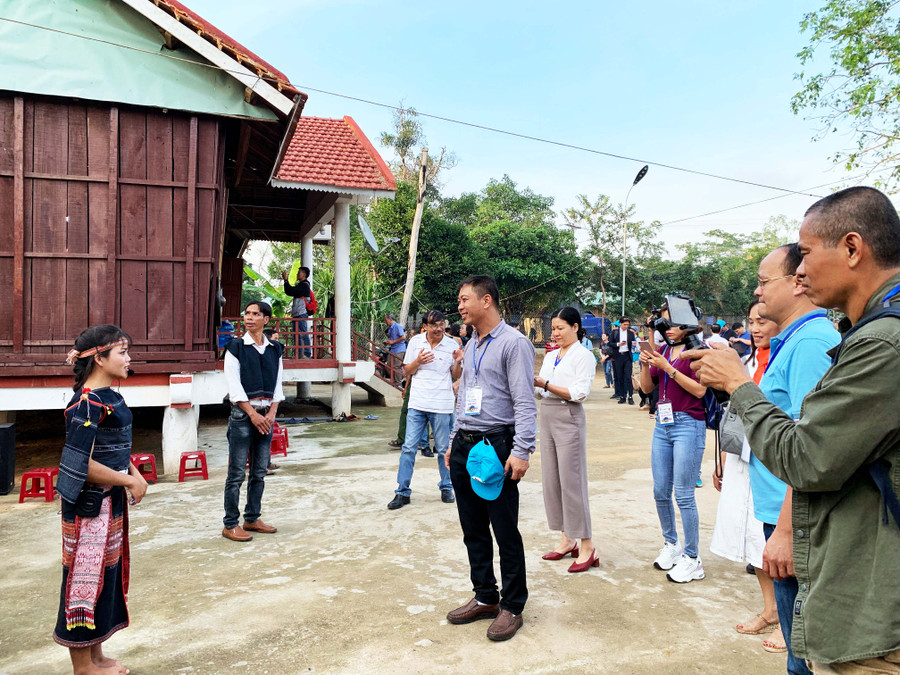  Đào tạo đội ngũ hướng dẫn viên bản địa gắn với phát triển du lịch cộng đồng là yêu cầu cấp thiết. Ảnh: Hoàng Ngọc