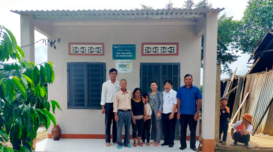 Ngôi nhà mới được trao cho gia đình bà Puih En (thứ 3 từ trái qua) ở làng Ju Răng (xã Ia Ka, huyện Chư Păh). Ảnh: Đinh Yến Phòng LĐ-TB và XH, UBND xã Ia Ka, Ngân hàng BIDV chi nhánh Gia Lai bàn giao nhà tình nghĩa cho gia đình bà Puih En (thứ 3 từ trái qua) ở làng Ju Răng, xã Ia Ka, huyện Chư Păh. Ảnh: Đinh Yến